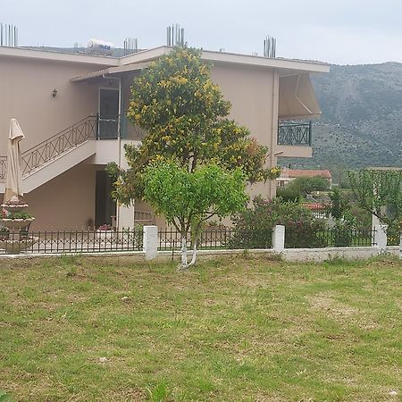 Διαμέρισμα Μεντησ อีกูเมนิทซา ภายนอก รูปภาพ